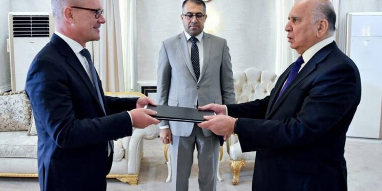 وزير الخارجيَّة يتسلّم أوراق اعتماد السفير الدنماركيّ الجديد