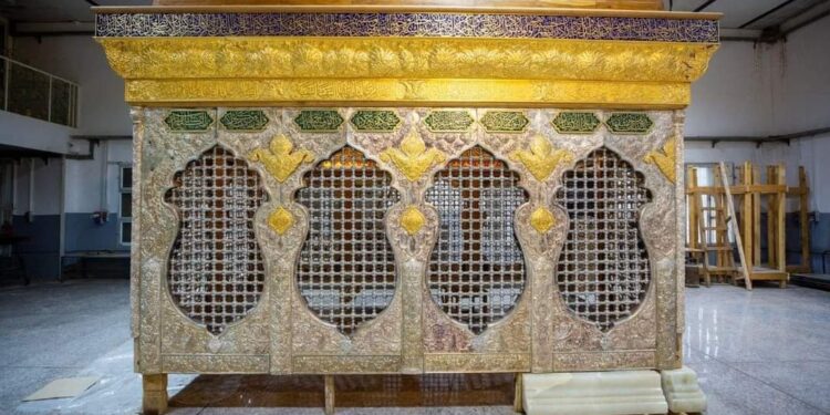 بالصور شباك السيدة زينب ينقل من كربلاء إلى النجف الى الشام