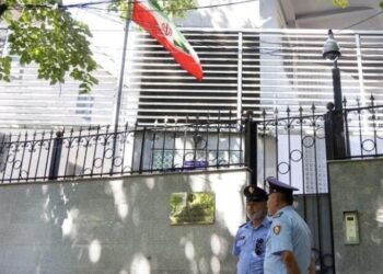 دبلوماسيون إيرانيون يحرقــــون وثائق داخل السفارة ,,, قبل مغادرتهم ألبانيا￼￼