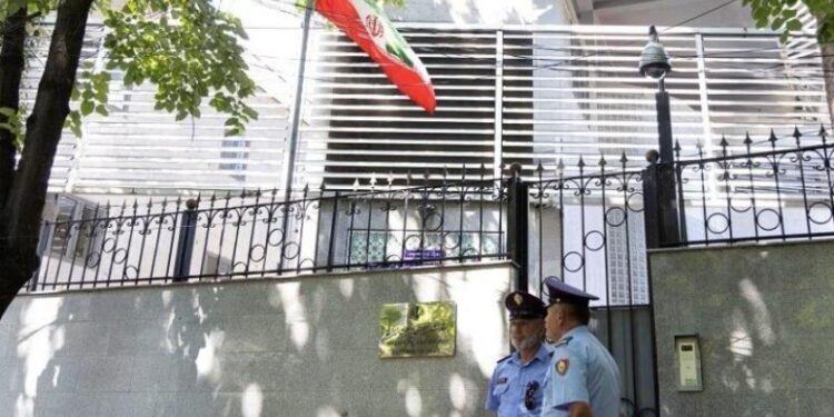 دبلوماسيون إيرانيون يحرقــــون وثائق داخل السفارة ,,, قبل مغادرتهم ألبانيا￼￼