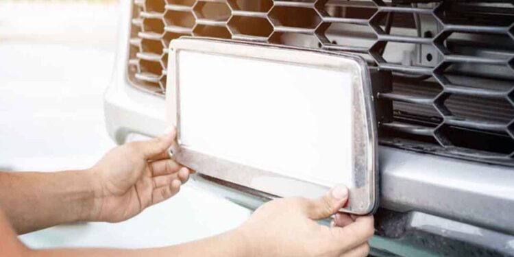  فتاة خليجية في الامارات تستدرج شابا بـ(رقم سيارة مميز) وتستولي على أمواله