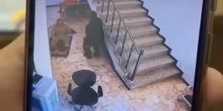 بالفيديو عملية قتل المتهم من قبل المنتسب في الحشد الشعبي داخل “محكمة” في نينوى