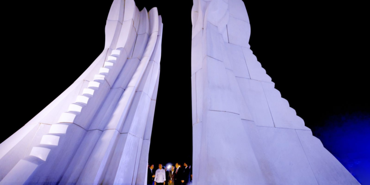 السيد الكاظمي يتفقد عملية التأهيل النهائية لساحة الحسنين والجسر المعلّق