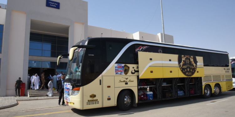 صور المعتمرون  وهم يغادرون برا للديار المقدسة عبر منفذ عرعر .. بعد انقطاع اكثر من 3 عقود