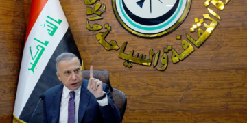 السيد الكاظمي يزور وزارة الثقافة ويجتمع بكادرها
