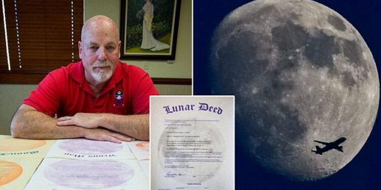 رجل أسس (جمهورية خيالية) وباع أراضي من القمر لأكثر من 5 ملايين شخص من بينهم 3 رؤساء