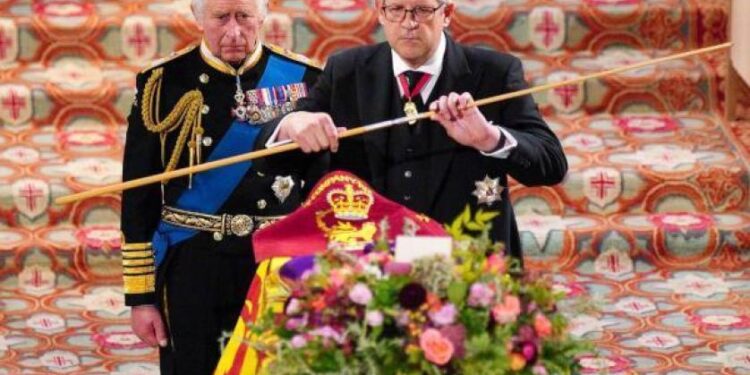 ما الذي سيتغير في  بريطانيا بين عهدي إليزابيث الثانية وتشارلز الثالث