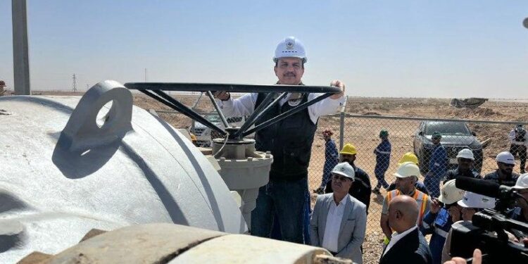 الاعلان عن بدء ضخ النفط الخام لمصفى كربلاء + صور