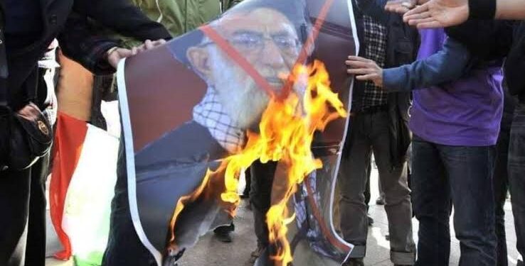 احتجاجات لــ ايرانيين في اربيل أمام مقر الأمم المتحدة على خلفية وفاة مهسا أميني