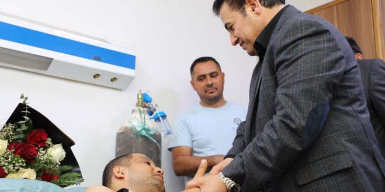 قاسم الاعرجي يتــــفقد جرحى تظاهرات الخضراء