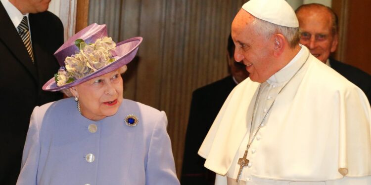 البابا فرنسيس لـن يحضر جنازة الملكة اليزابيث