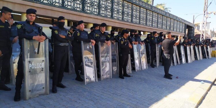 قوات “حفظ القانون” تمنع نصب خيام للاعتصام أمام مقر رئيس ديوان الوقف الشيعي