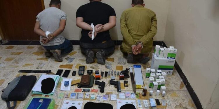 اعتقال 3 أشخاص في صلاح الدين بحوزتهم أسلحة غير مرخصة وأدوية مخدرة