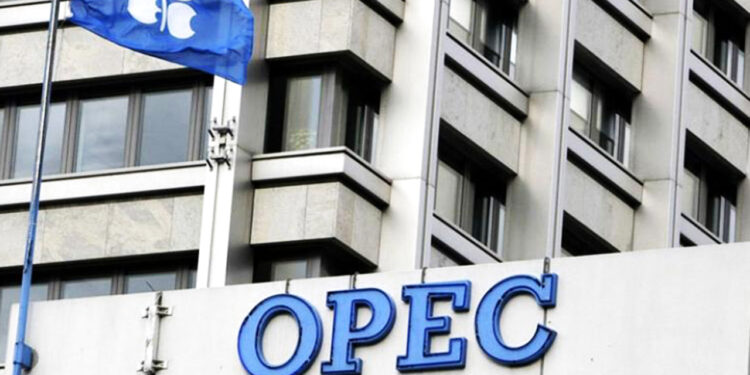 أوبك بلس تتجها لخفض انتاجه بـ 100 الف برميل يوميا