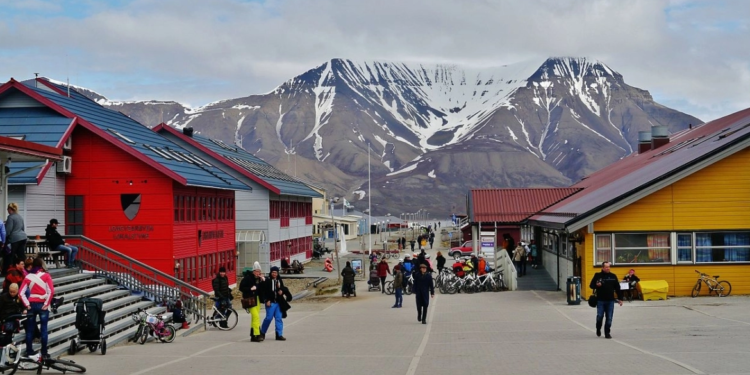 بلدة نرويجية يُحظر فيها (الولادة أو الموت والدفن) على أراضيها