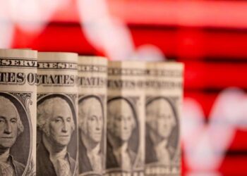 الدولار يتراجع عن أعلى مستوى له منذ 20 عاما