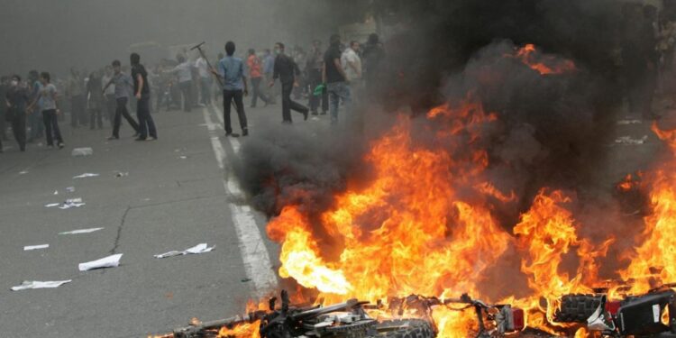 إيران .. اعتقال المئات المحتجين ورئيسي يتوعد بإجراءات صارمة