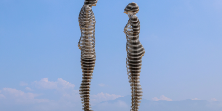 قصة حب قوقازيّة بين (مُسلم ومسيحيّة) خلدها تمثال مُذهل .. “علي ونينو”