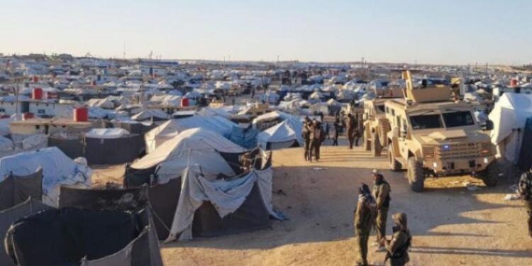 مداهمات في مخيم الهول تنتهي بتحرير نساء واعتقالات ومصادرة أسلحة