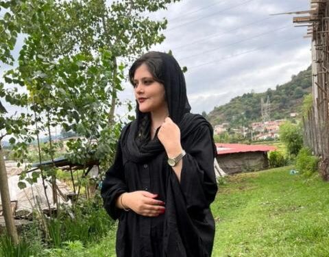 والد الشابة الإيرانية مهسا التي توفيت على يد (شرطة الاخلاق) يكذب رواية وكالة الحرس الثوري