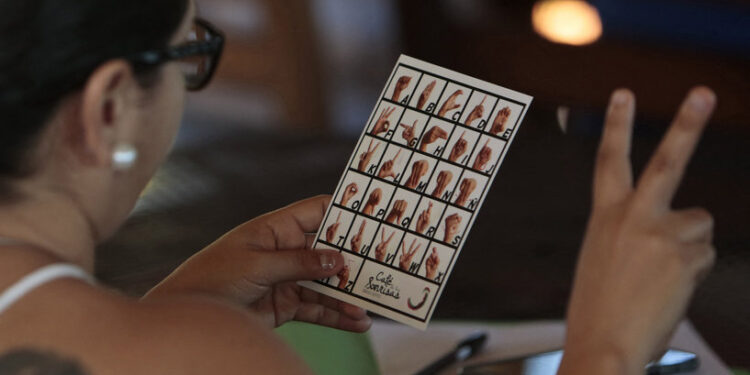 انطلاق نظارات ذكية تسمح للصم بـ”قراءة المحادثات” المحيطة بهم