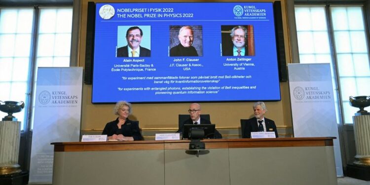 فوز 3 علماء (أميركي وفرنسي ونمساوي)  بجائزة نوبل للفيزياء