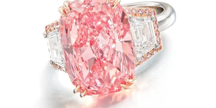 بيـــــع ماسة وردية بـ 58 مليون $ في مزاد علني