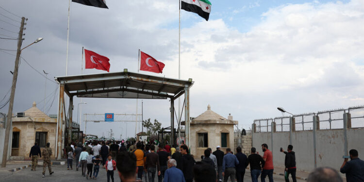 تركيا تعيد مئات اللاجئين السوريين إلى بلدهم قسرا