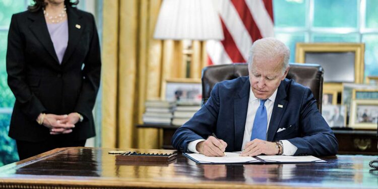 بايدن يوقع (سياسة سرية) تُقيّـــد ضربات المسيرات وغارات الكوماندوز ,, بأستثناء العراق وسوريا