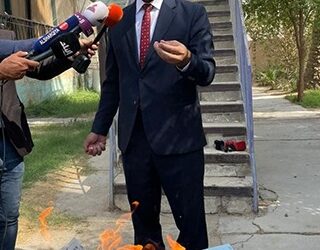 استاذ جامعي في جامعة بغداد يحرق شهادته ومؤلفاته احتجاجاً على (ظلم وإهانة) ويقدم استقالته