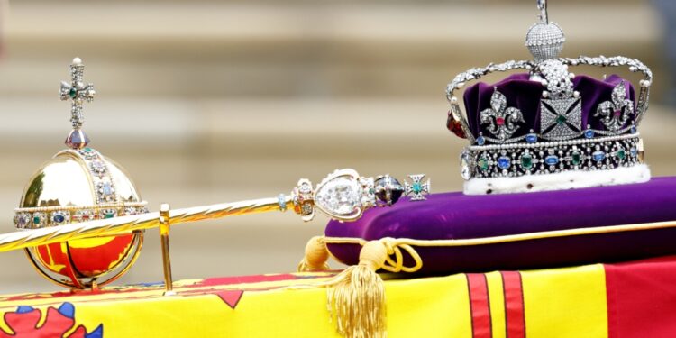 تاج ملكة بريطانيا ذو الصورة الاستعمارية قد يختفي ,, بعد تحذير الهند