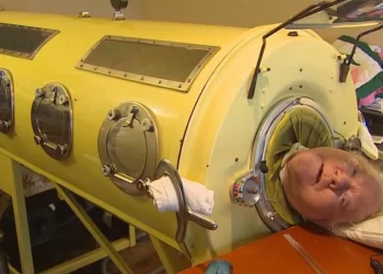 الرجل الذي لم يمنعه شلل الأطفال من ممارسة المحاماة ,, بول ألكسندرعاش في رئة حديدية 70 عاما