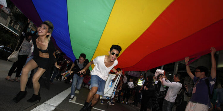 مثليون صينيون يلجأون إلى الزواج الافتراضي