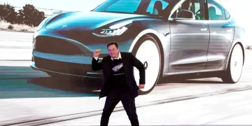 تسلا تبيع سيارتها (الرياضية مفتوحة السقف) بـ100 ألف $