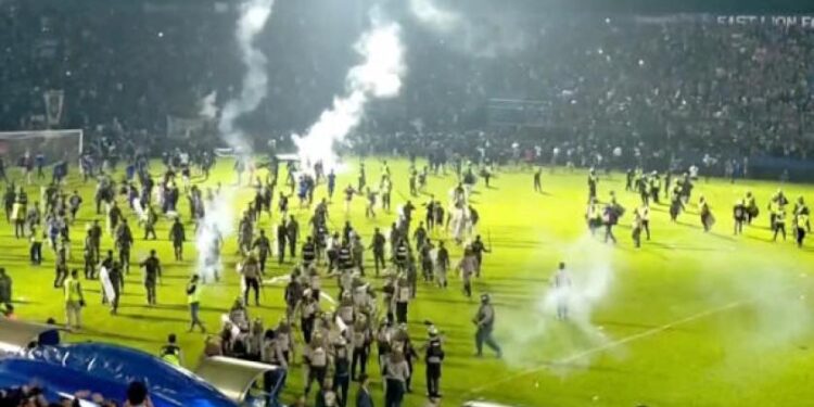 مصرع 174 شخصاً بحادث تدافع في مباراة بالدوري الإندونيسي 