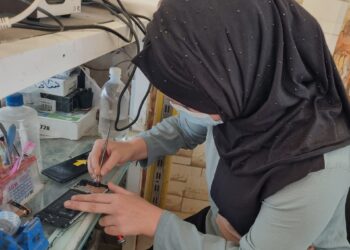 فتاة  تحترف إصلاح الهواتف الذكية في (طوزخورماتو)