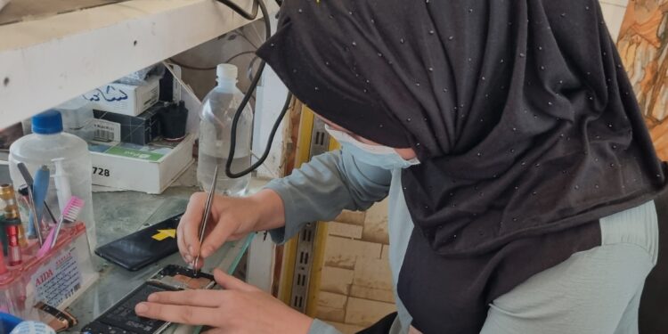 فتاة  تحترف إصلاح الهواتف الذكية في (طوزخورماتو)
