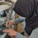 فتاة  تحترف إصلاح الهواتف الذكية في (طوزخورماتو)