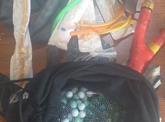 القبض على بعض المندسين يحاولون الاعتداء على القوات الأمنية بالكرات الزجاجية وادوات لرمي هذه الكرات