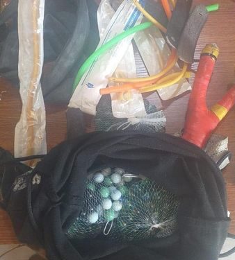 القبض على بعض المندسين يحاولون الاعتداء على القوات الأمنية بالكرات الزجاجية وادوات لرمي هذه الكرات