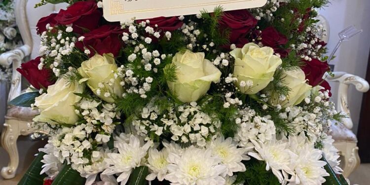 السيد الكاظمي يبعث باقة ورد وتهنئة للامي بمناسبة اعادة انتخابه رئيسا لاتحاد الصحفيين العرب