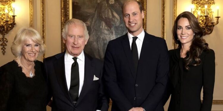 أول صورة رسمية لملك بريطانيا وعائلته