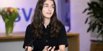 تعيين أصغر وزيرة عمرها 26 عامًا من أصول إيرانيّة في السويد