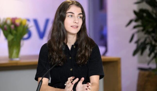 تعيين أصغر وزيرة عمرها 26 عامًا من أصول إيرانيّة في السويد