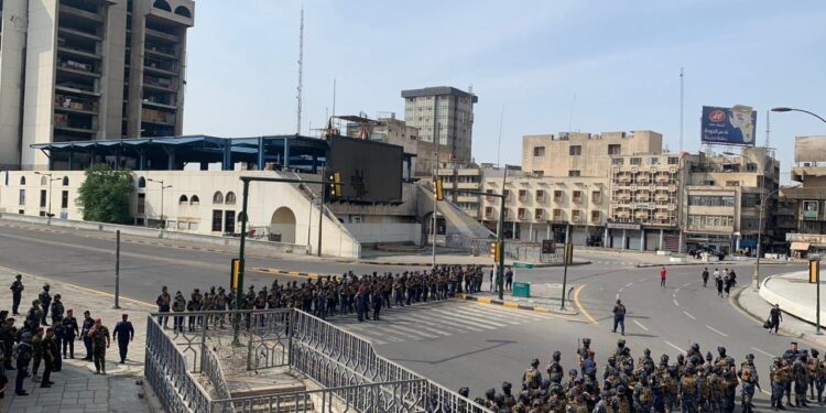 تجمع لمتظاهرين وسط تشديدات أمنية في ساحة التحرير