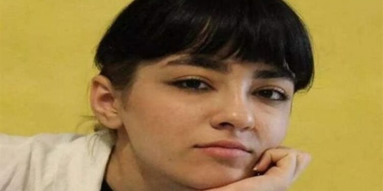 إيران تدفن جثمان الناشطة نيكا شاكرمي سرا وتعتقل عائلتها