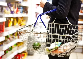 مع ارتفاع الأسعار ,, البريطانيون أمام خيار صعب بين (الطعام والتدفئة)