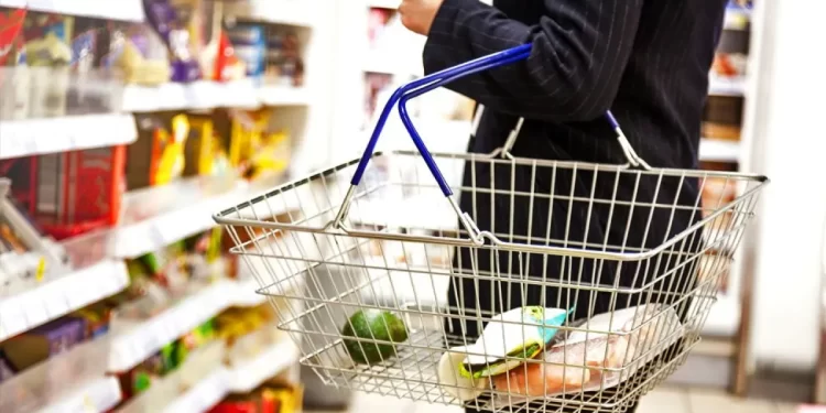 مع ارتفاع الأسعار ,, البريطانيون أمام خيار صعب بين (الطعام والتدفئة)