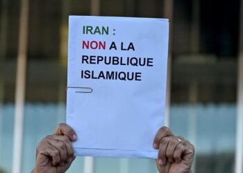 عائلتان فرنسيين محتجزين في إيران تنددان باعتقالهما في (ظروف غير إنسانية)