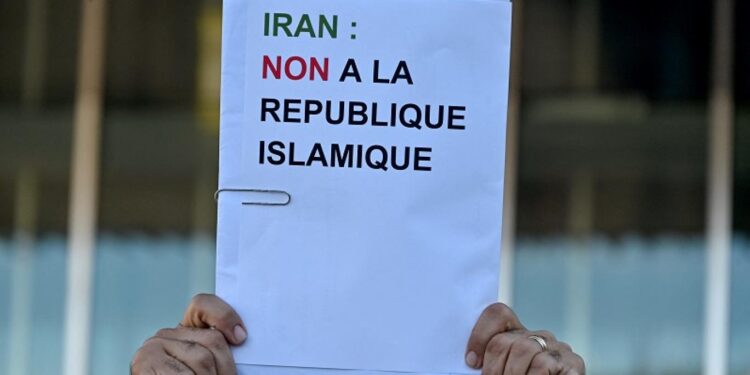 عائلتان فرنسيين محتجزين في إيران تنددان باعتقالهما في (ظروف غير إنسانية)